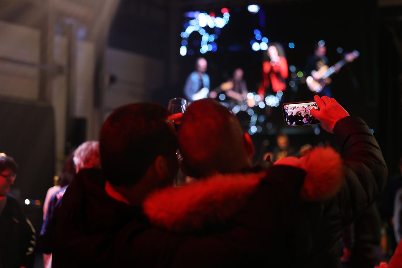Public filmant un concert lors d’une soirée évènementielle – La Brune Qui Pétille